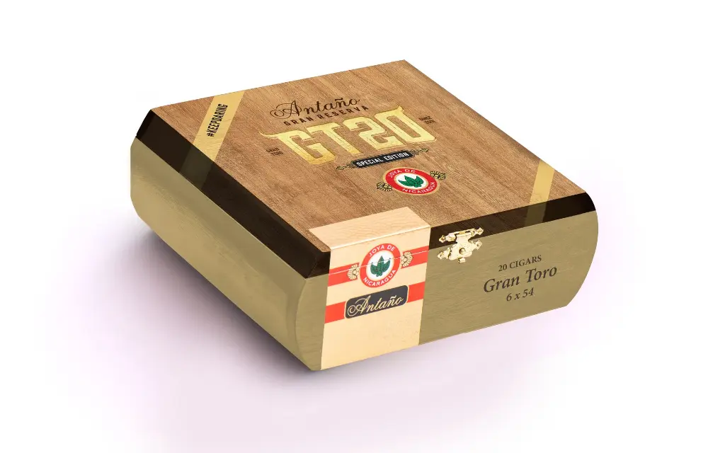joya-de-nicaragua-antano-gran-reserva-gt20-gran-toro-box-closed-angle.webp