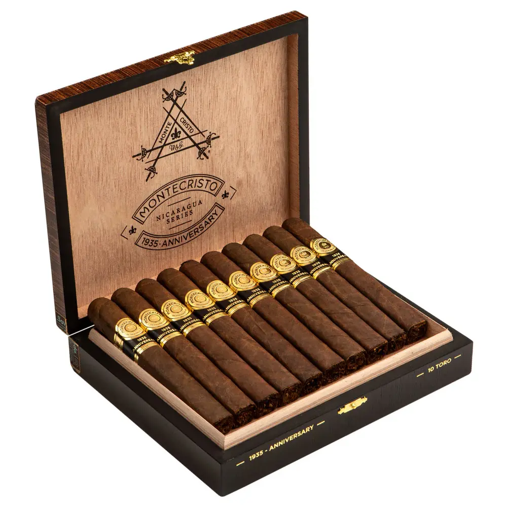 montecristo-anniversary-toro-box-open.webp.webp